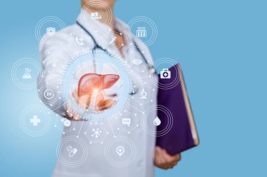 Bir sağlık çalışanı karaciğer testi yapar .