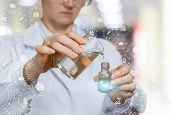 Un trabajador de laboratorio mezcla sustancias  . — Foto de Stock