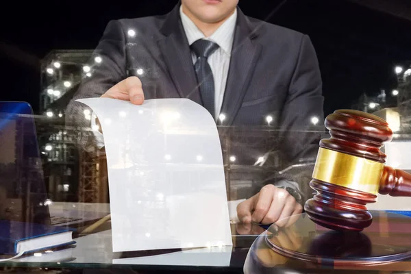 O advogado mostra o documento legal  . — Fotografia de Stock