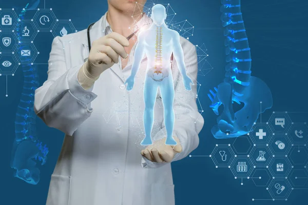 Trabajador de la medicina examina la columna vertebral humana  . —  Fotos de Stock