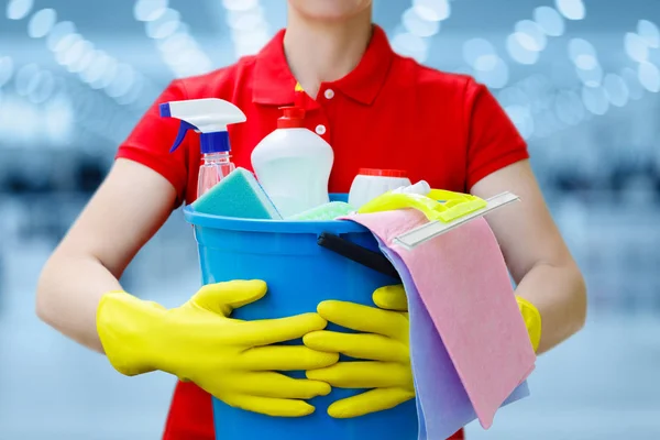 A senhora da limpeza com um balde e detergentes  . — Fotografia de Stock