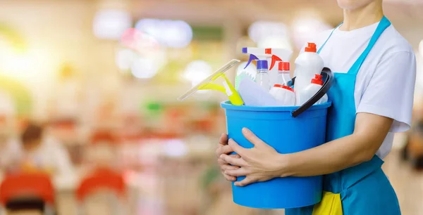 A senhora da limpeza com um balde e produtos de limpeza  . — Fotografia de Stock