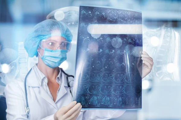 En läkare undersöker en magnetisk resonanstomografi Scan . — Stockfoto