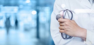 Elinde stetoskop ile Tıp doktoru .