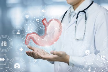 Doktor bulanık arka plan üzerinde hasta mide gösterir.