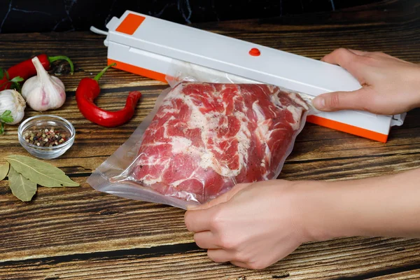 Koki membungkus daging dalam paket.  . — Stok Foto