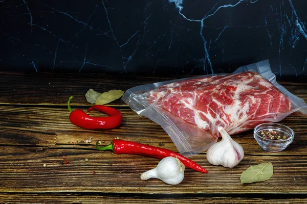 A carne é vácuo Embalado com pimenta e folha de louro  . — Fotografia de Stock