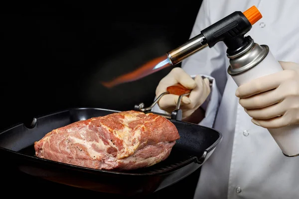 Cooking meat with the help of a gas burner . — Stock Photo, Image