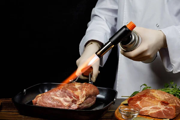 Cook gas burner sear the meat . — Stock Photo, Image