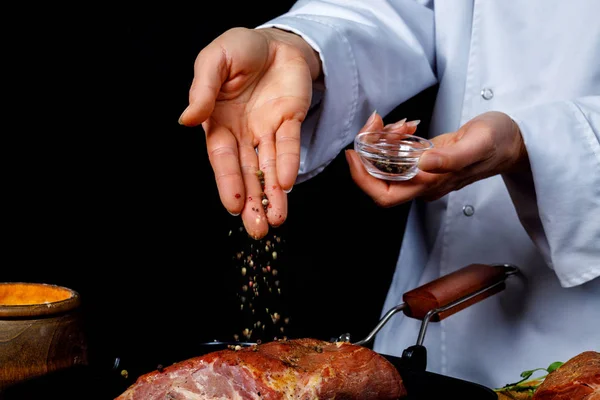 Cuocere cospargere la carne con condimento  . — Foto Stock