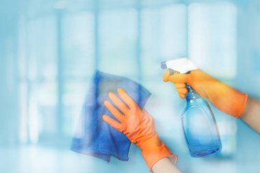 Temizlikçi kadın mavi yüzeyi yıkıyor. .