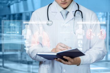 Doktor, hastanın iç organlarının sağlığını araştırıyor. .