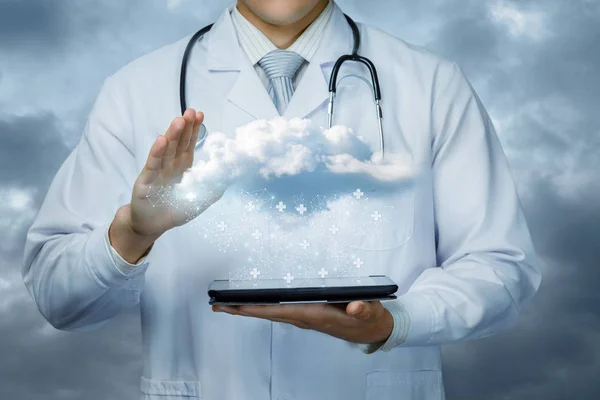 El médico trabaja con la nube de datos . — Foto de Stock