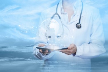 Doktor gökyüzüne karşı bir ağda mobil bir cihaz üzerinde çalışıyor..