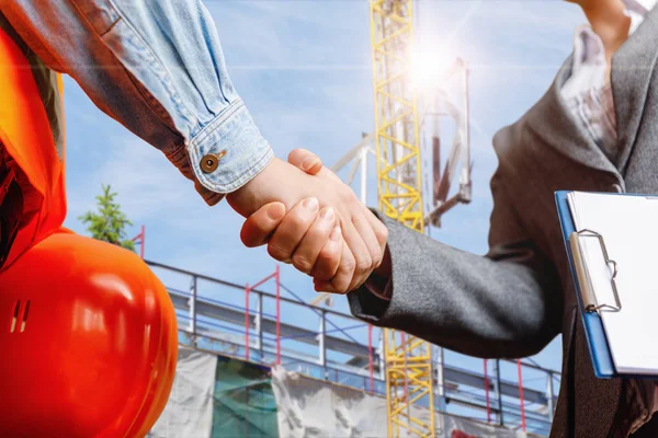 Trabajador e ingeniero estrechando las manos  . — Foto de Stock