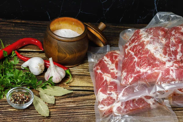 진공 봉지에 담은 고기와 양념을 넣은 고기 . — 스톡 사진