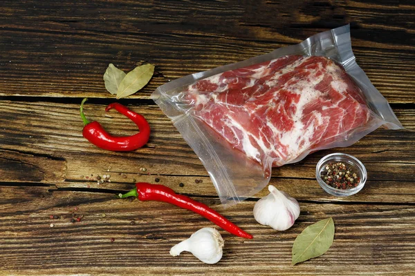 Fleisch im Vakuumbeutel . — Stockfoto