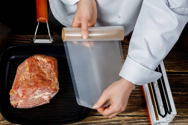 The chef measures the vacuum pack . — Stock Photo, Image