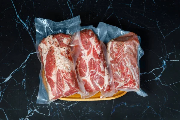 La carne è imballata  . — Foto Stock