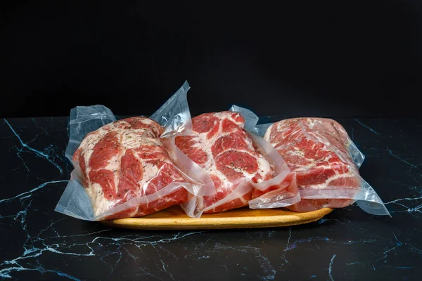 La carne è confezionata sottovuoto  . — Foto Stock