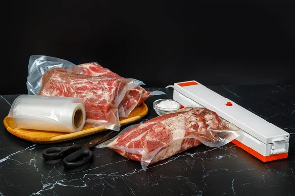 Macchina sottovuoto sigillatrice e carne  . — Foto Stock