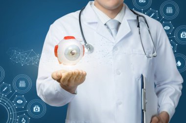 Doktor gözleri gösteriyor. .