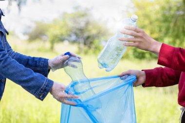 Doğayı çöp ve plastik atıklardan koruma kavramı.