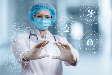 Doktor bulanık arkaplanda tıbbi simgeler olan sanal bir ekranda çalışıyor..