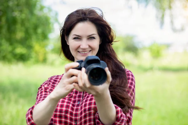 Kvinna Ler Med Kamera Händerna Suddig Bakgrund — Stockfoto