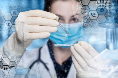 Tıbbi deney ya da araştırma kavramı. Doktor tıbbi bir numune üzerinde bir deney yapıyor..