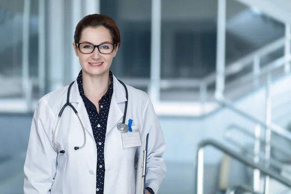 Médico Mujer Gafas Sobre Fondo Borroso —  Fotos de Stock