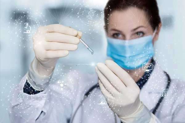 Médico Realiza Uma Experiência Com Uma Amostra Fundo Turvo — Fotografia de Stock