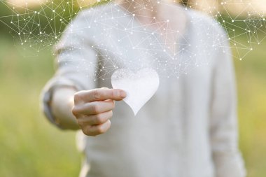 Kalp, ağ bağlantılarından bulanık bir arkaplanda belirir.