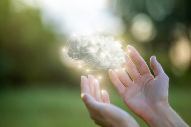 Beyin Fırtınası İstihbarat Konsepti. Eller, beyni bulut şeklinde gösterir..