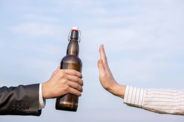 İş yerinde alkollü içeceklerin yasaklanması kavramı.