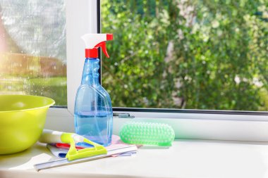 Pencere kenarındaki pencereleri temizlemek için temizleme aracı ve aracı.