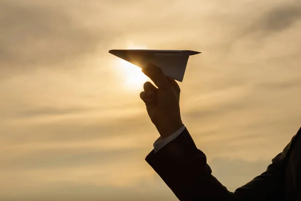 Mano Hombre Negocios Sostiene Avión Sobre Fondo Soleado Atardecer — Foto de Stock