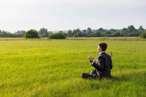 Jovem Empresário Está Meditando Sentado Grama Campo — Fotografia de Stock