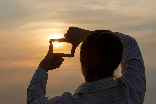 Two Businesswoman Shows Cropping Background Sunny Sunset — Stock Photo, Image