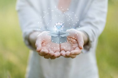 Kaliteli özelleştirme ile yeni ürün konsepti. Eller dişli ve işaretli bir kutu gösterir.