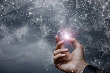 Küresel ağ kavramı. El bulanık bir arkaplanda bir bağlantı ağını gösterir.