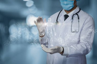 Doktor bulanık bir arkaplanda hastaya bir hologram gösteriyor..