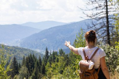 Kadın turist yürürken mesafeyi gösterir.