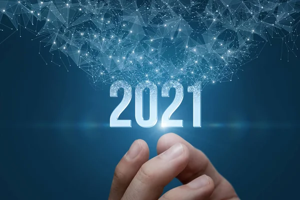 Die Hand Zeigt Das Jahr 2021 Auf Blauem Hintergrund — Stockfoto
