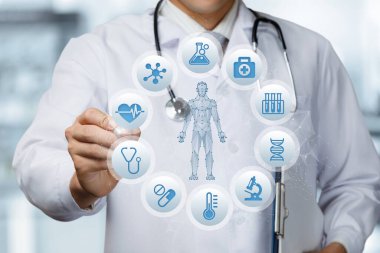 Doktor bulanık bir arkaplanda tıbbi hasta hologram ikonu ile çalışıyor..