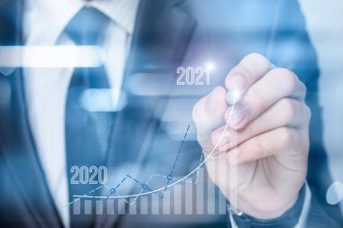 Başarılı bir 2021 planlaması. İşadamı mali büyüme grafiği çizdi ve 2021 rakamları.