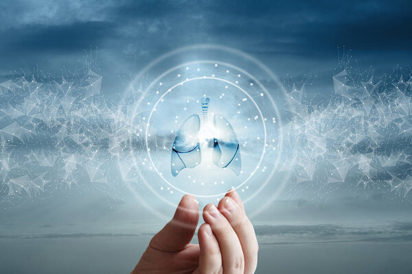 Рука показывает легкие на фоне неба и сети соединений.