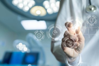 Modern bir tıbbi ortamda dijital etkileşim. Bir sağlık uzmanı klinik ortamda sanal sağlık teknolojisiyle ilgilenir..