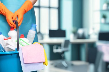 Temizlik malzemeleri ofiste yeni bir başlangıç için hazır. Parlak ve düzenli ofis temizlik malzemeleri çalışma alanının yeniden parlamasını bekliyor..