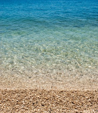 shingle plajda sakin turkuaz deniz kare arka plan görüntüsü